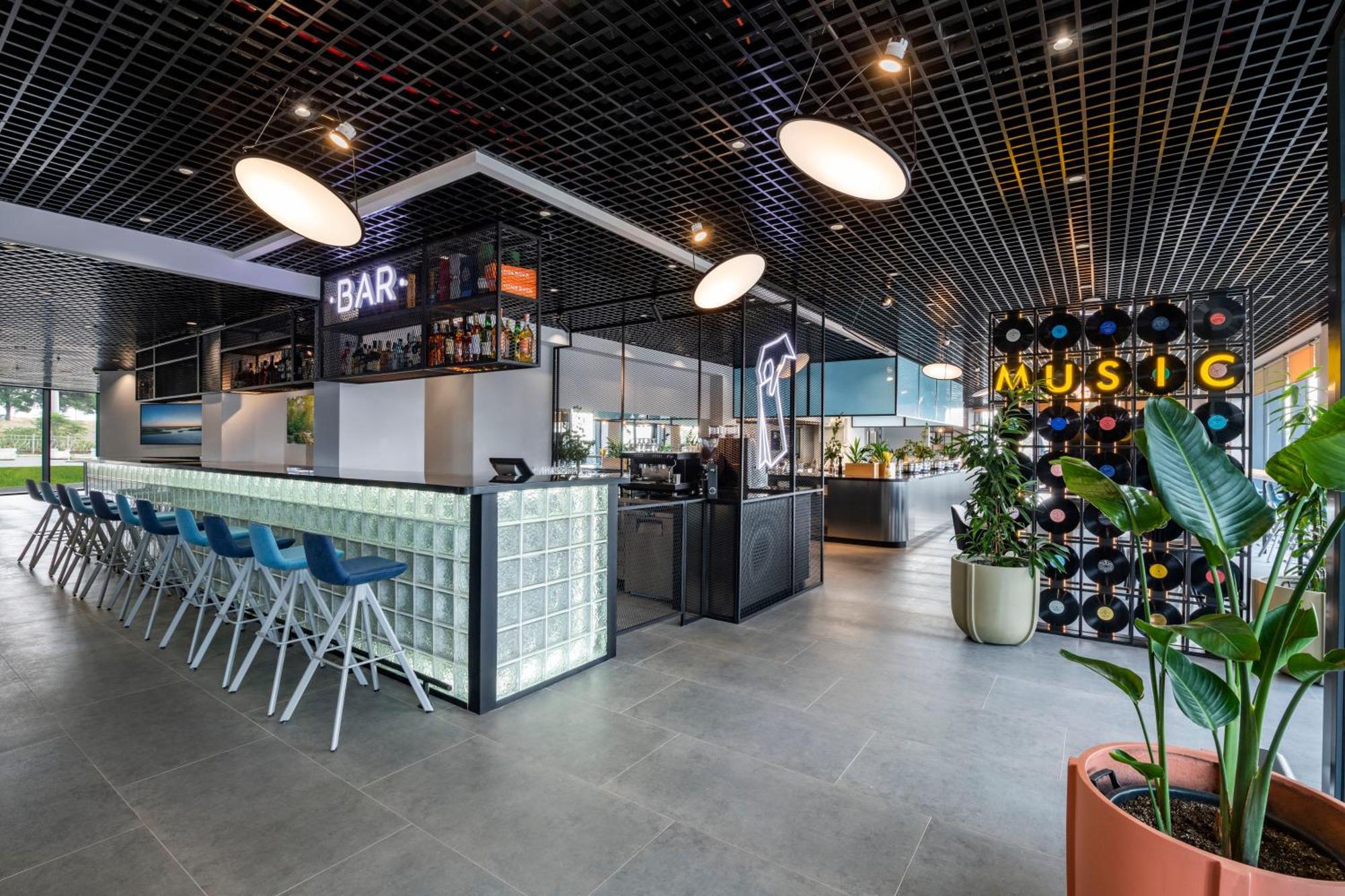 מלון Ibis Tbilisi Airport מראה חיצוני תמונה